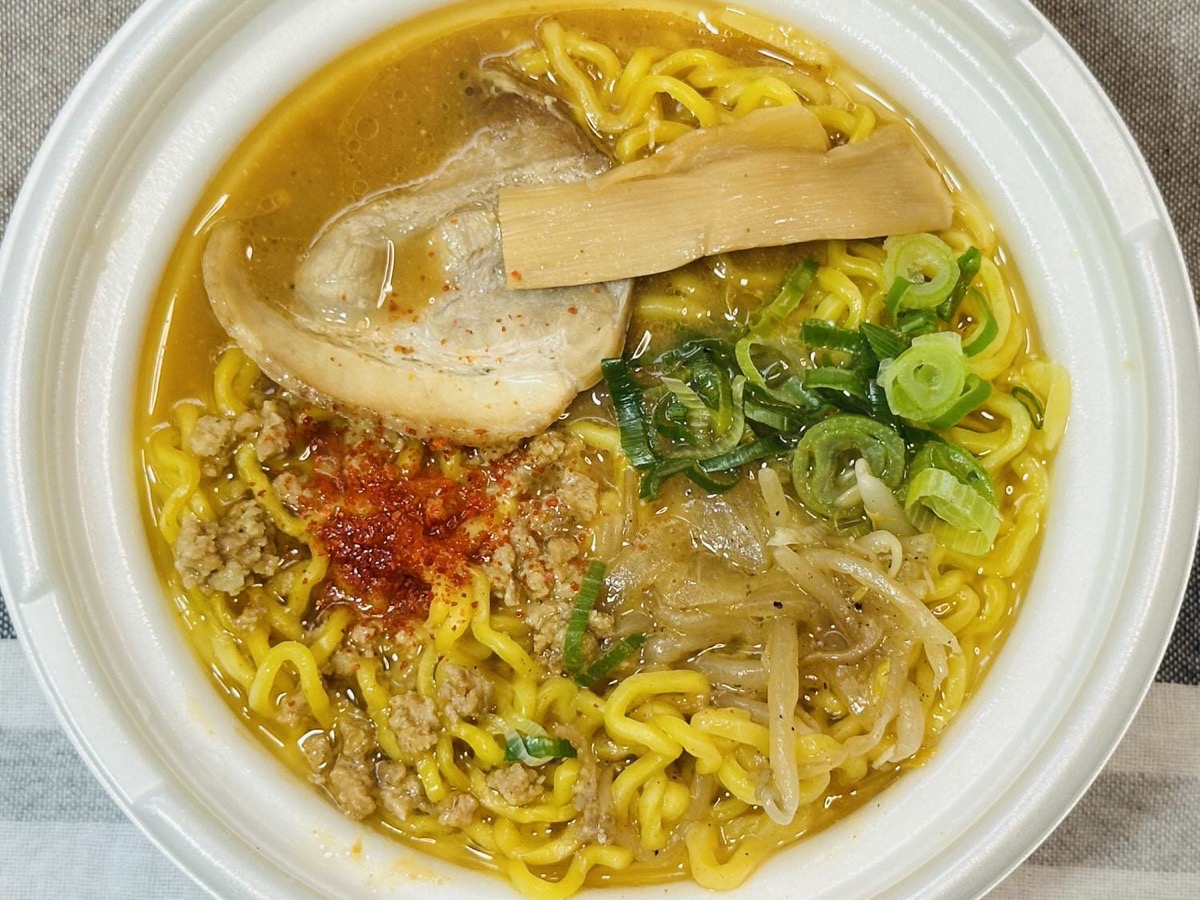 セブンイレブン 札幌すみれ監修濃厚みそラーメン 023.