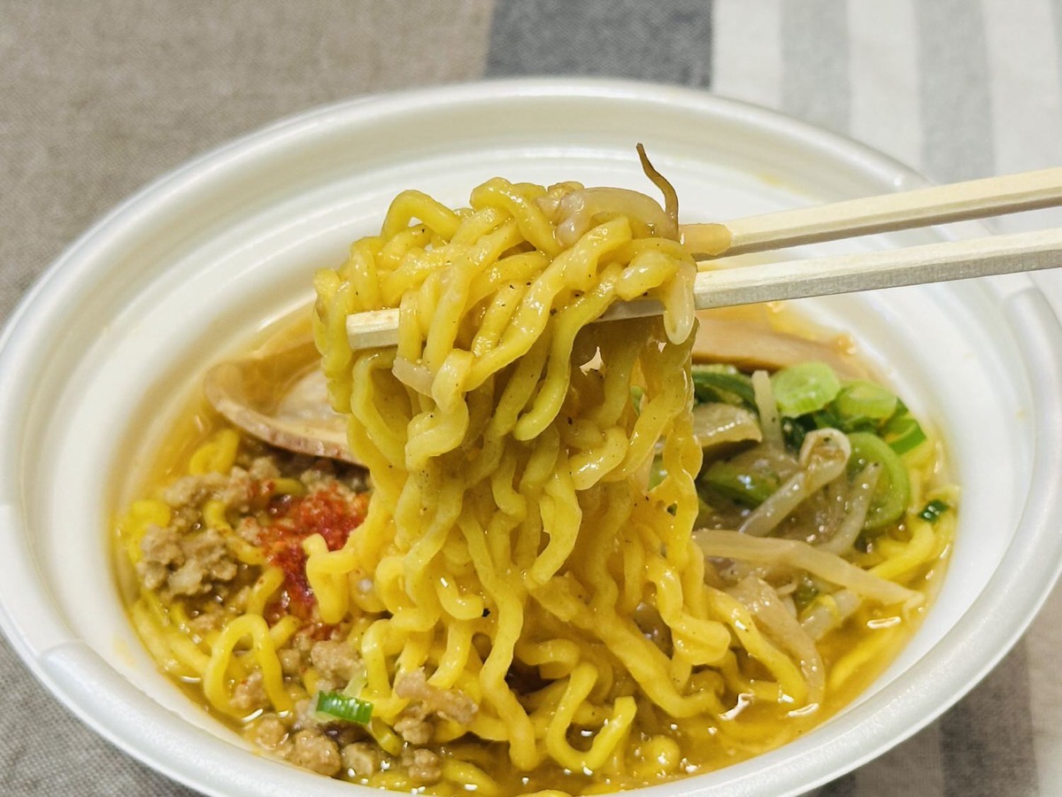 セブンイレブン 札幌すみれ監修濃厚みそラーメン 029.