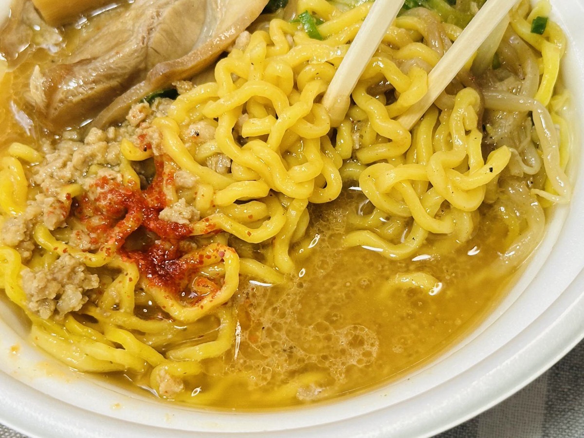 セブンイレブン 札幌すみれ監修濃厚みそラーメン 034.