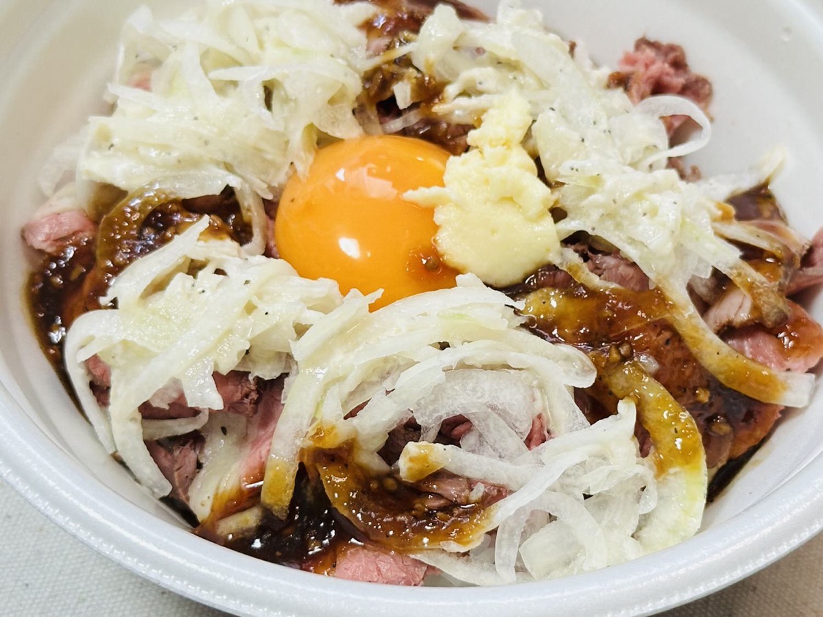 すき家 サワークリームオニオン・ローストビーフ丼 040.