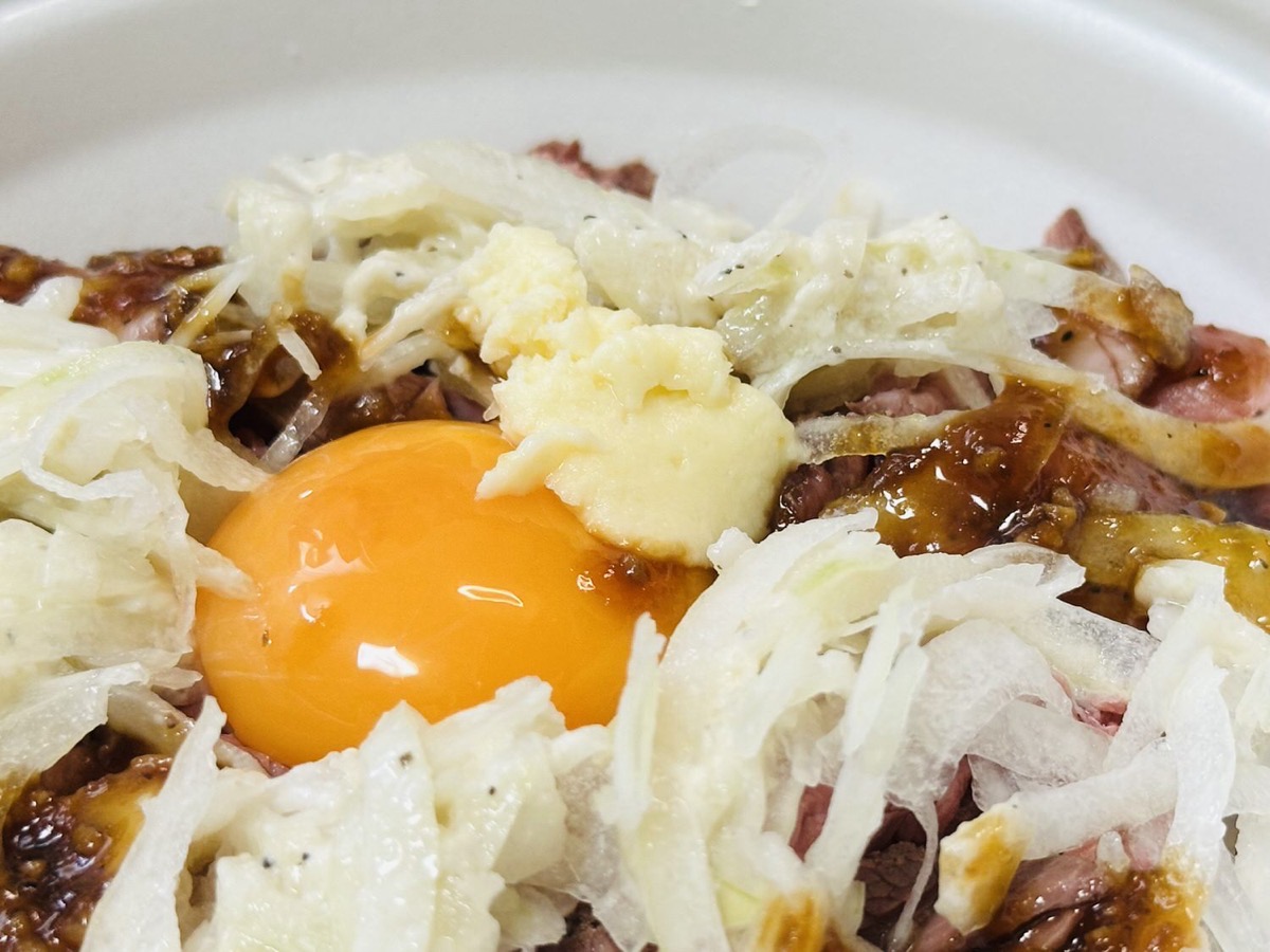 すき家 サワークリームオニオン・ローストビーフ丼 042.