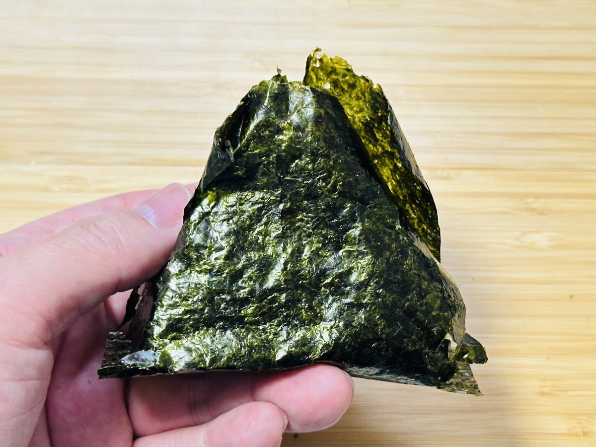 セブンイレブン 手巻おにぎり 炭火焼紅しゃけ 008.