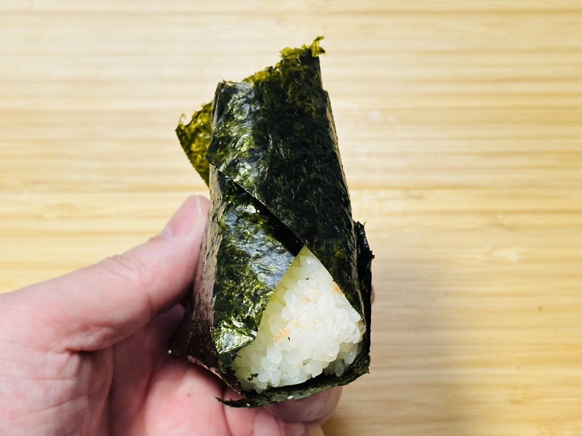 セブンイレブン 手巻おにぎり 炭火焼紅しゃけ 009.