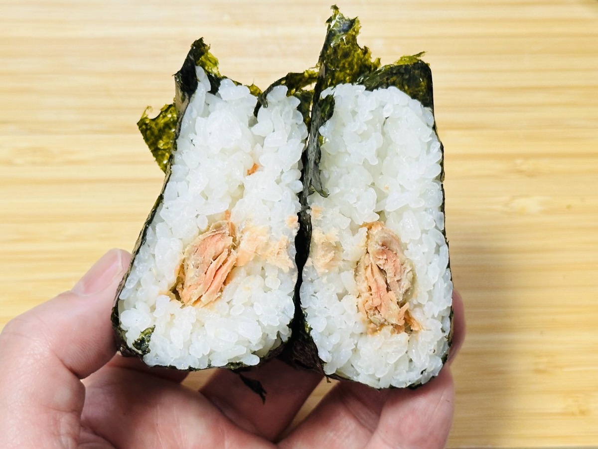 セブンイレブン 手巻おにぎり 炭火焼紅しゃけ 014.