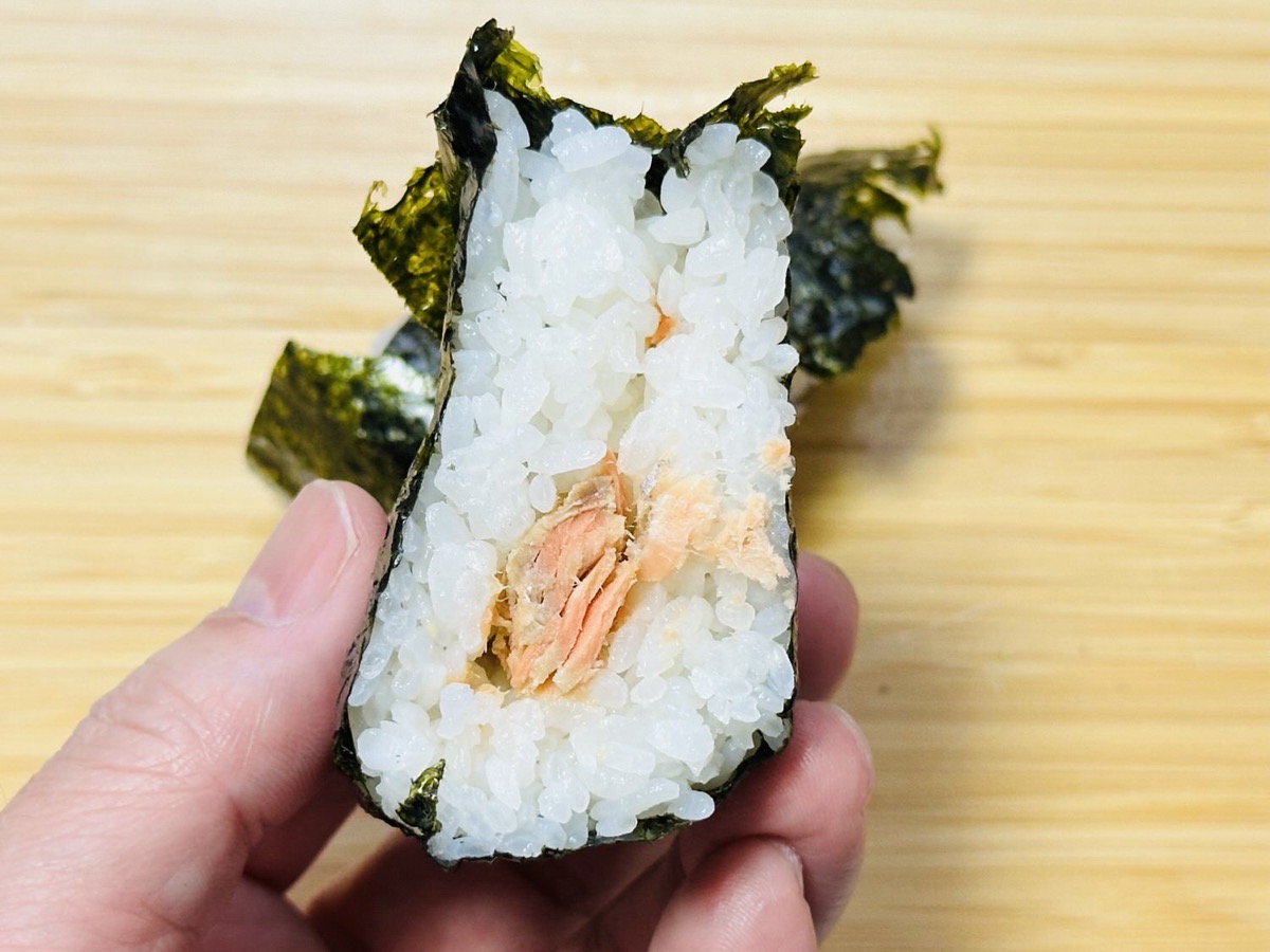 セブンイレブン 手巻おにぎり 炭火焼紅しゃけ 015.