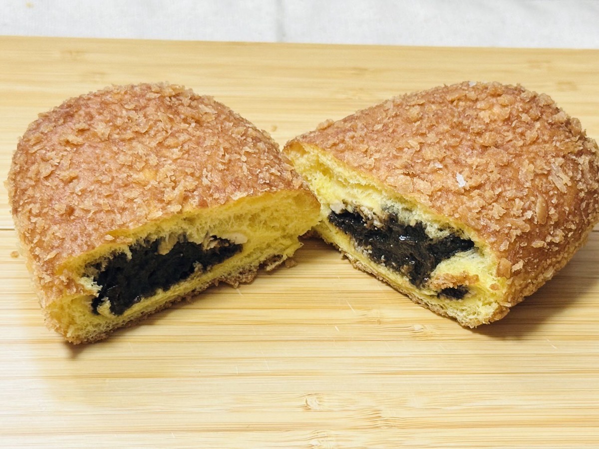 セブンイレブン ブラックカレーパン チーズクリーム入り 016.