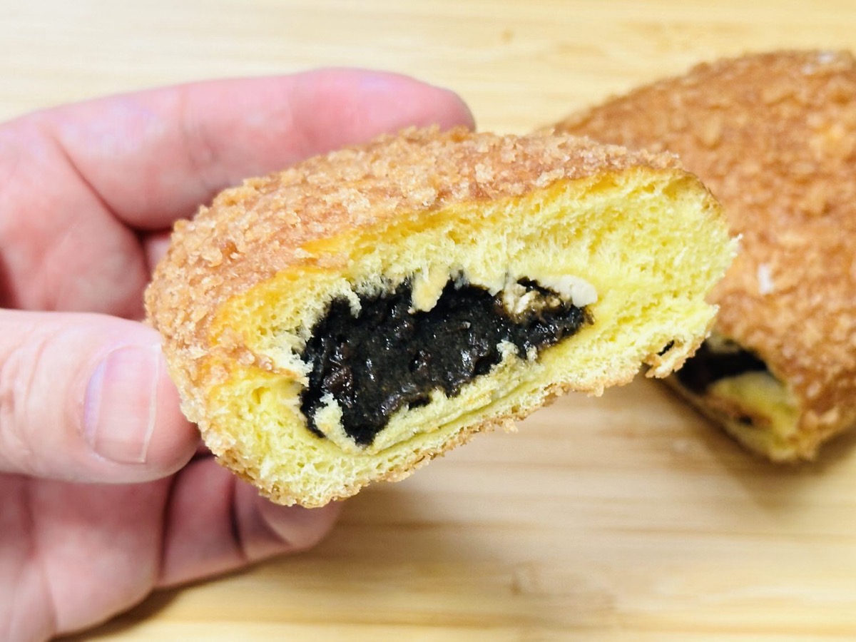 セブンイレブン ブラックカレーパン チーズクリーム入り 018.