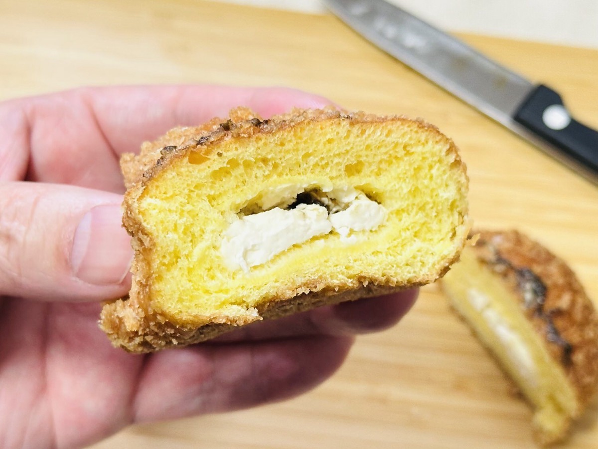 セブンイレブン ブラックカレーパン チーズクリーム入り 020.