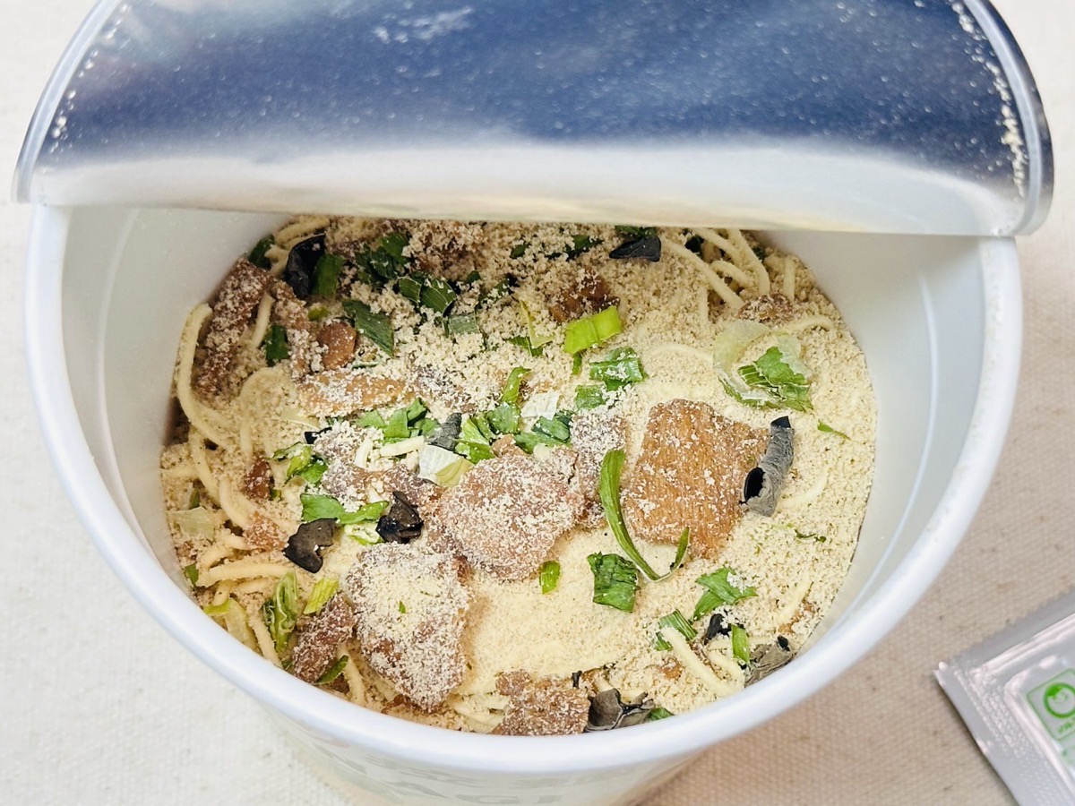 セブンイレブン 豚骨拉麺 凪 豚王 豚骨ラーメン 009.