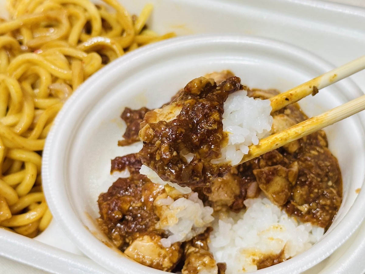 ファミリーマート 担担まぜ麺と麻婆豆腐丼セット 037.