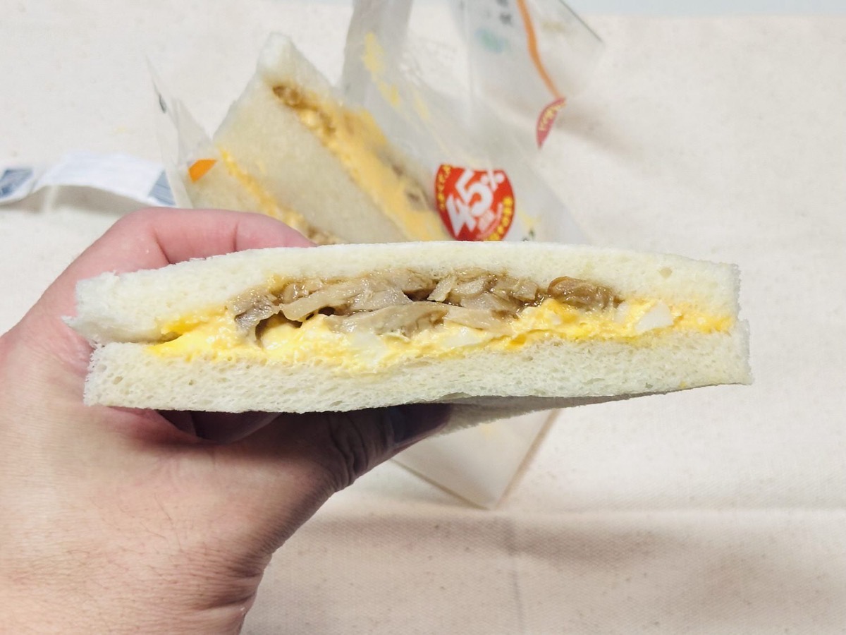 ファミマ テリヤキチキンとたまごのサンド 45 010.