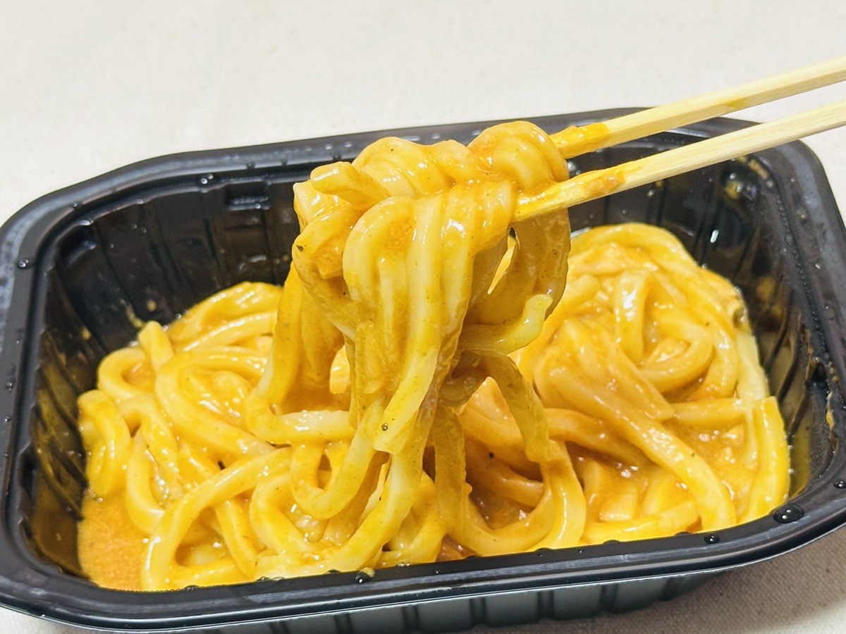 セブンイレブン 7プレミアム 大盛りバターチキンカレーうどん 026.
