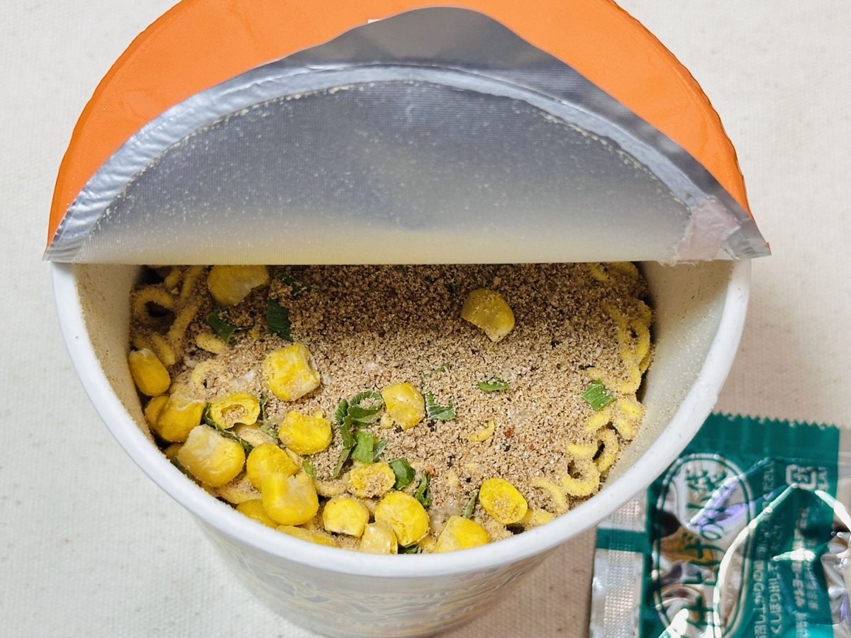 セブンイレブン 7プレミアム 味噌バター風コーンラーメン 010.