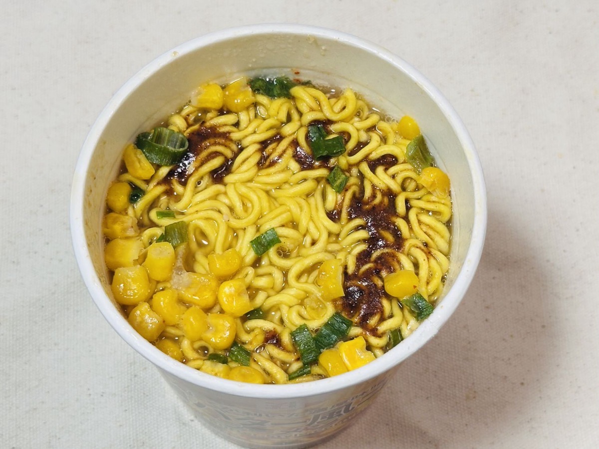 セブンイレブン 7プレミアム 味噌バター風コーンラーメン 012.
