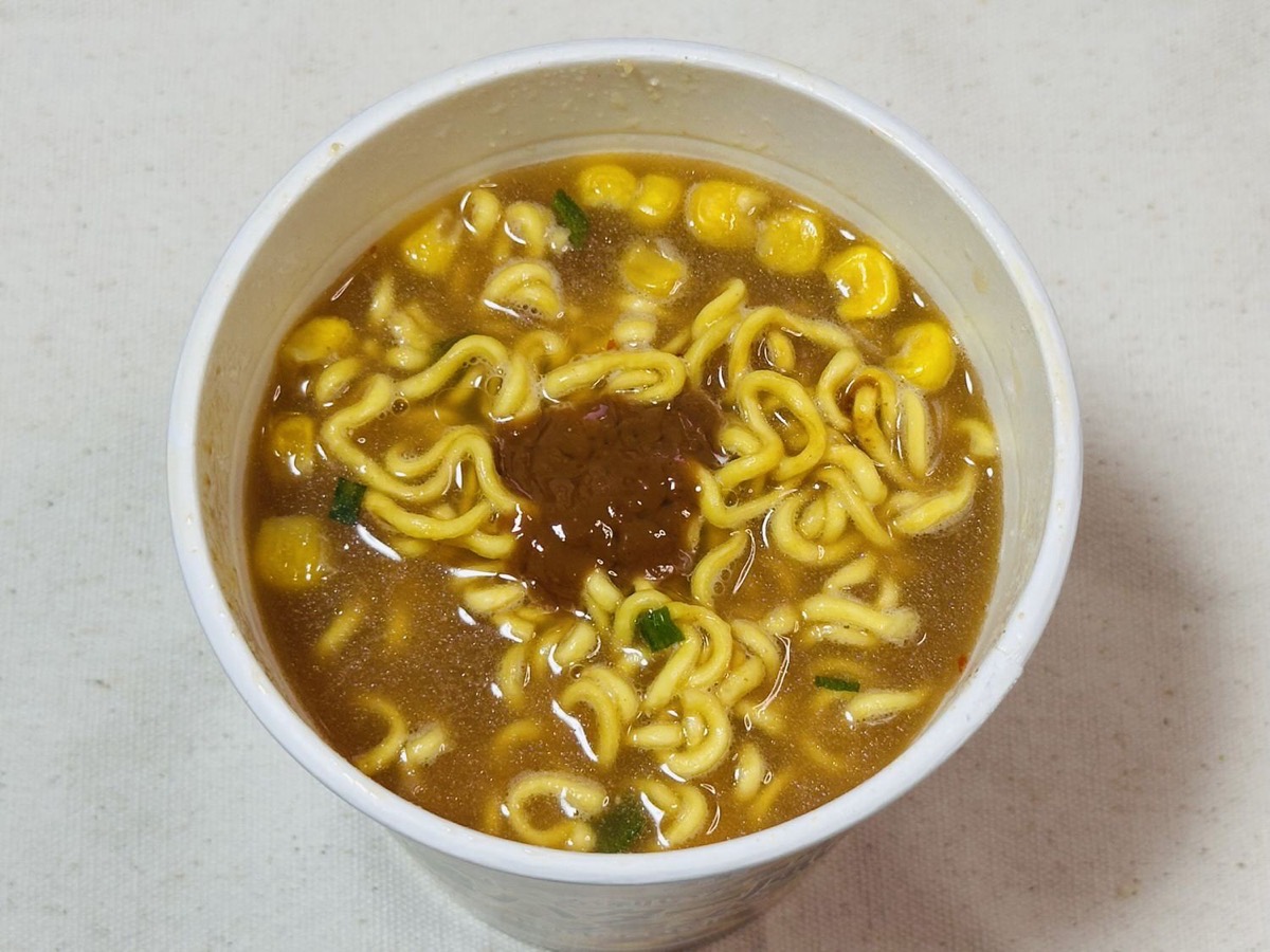 セブンイレブン 7プレミアム 味噌バター風コーンラーメン 013.
