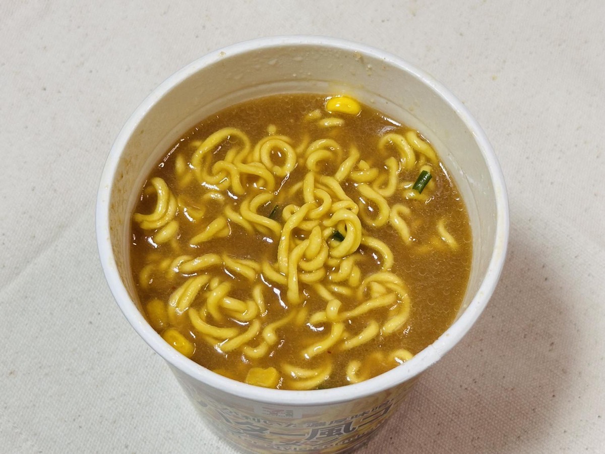 セブンイレブン 7プレミアム 味噌バター風コーンラーメン 015.