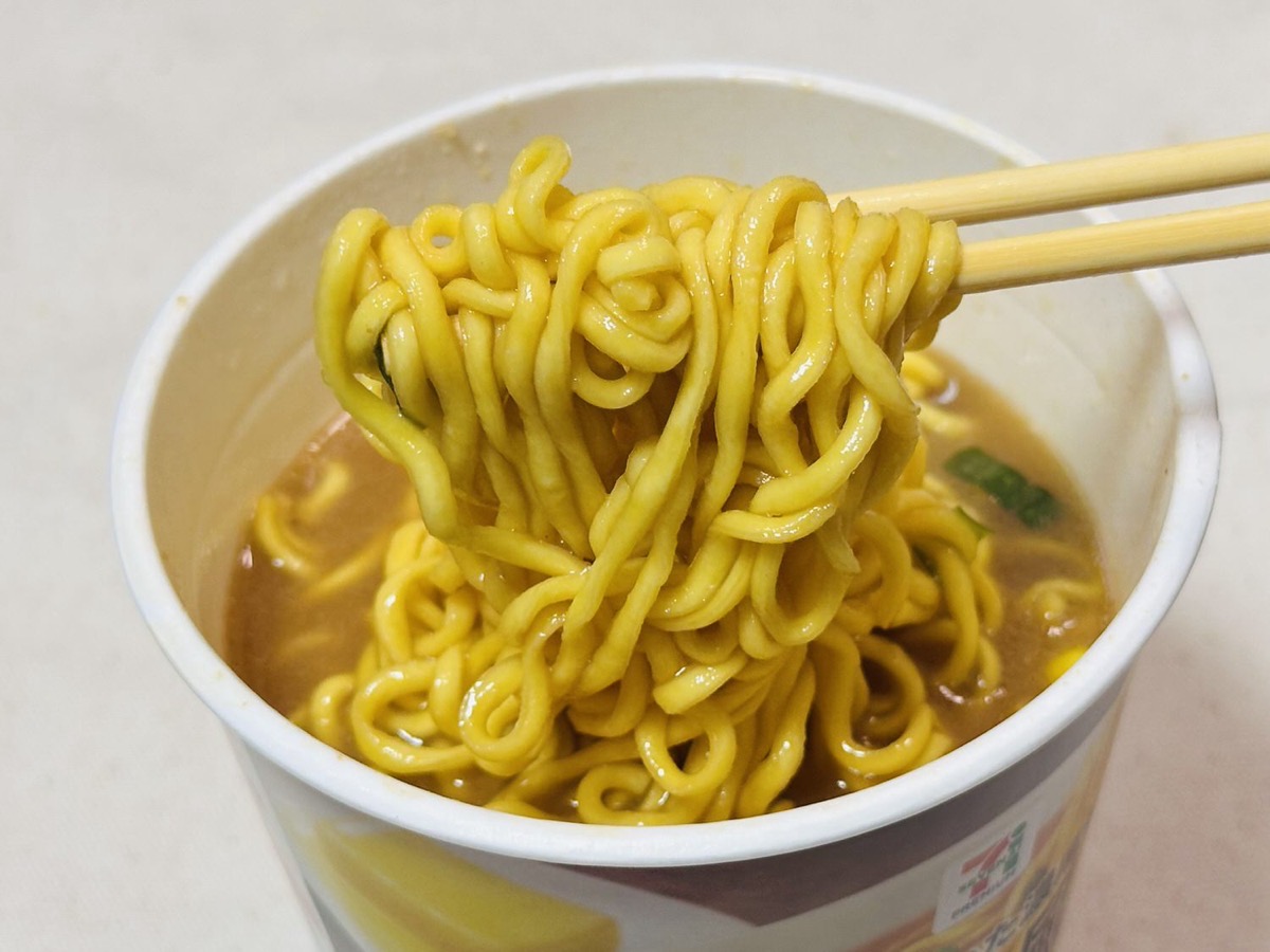 セブンイレブン 7プレミアム 味噌バター風コーンラーメン 017.
