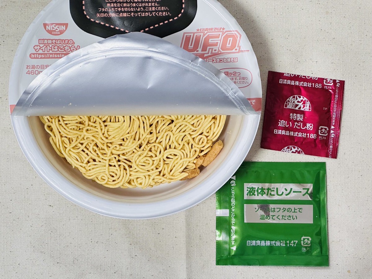 日清焼そばU.F.O. だしソースきつね焼そば 010.