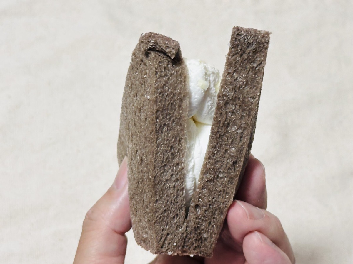 セブンイレブン よくばりサンド レアチーズホイップ 015.