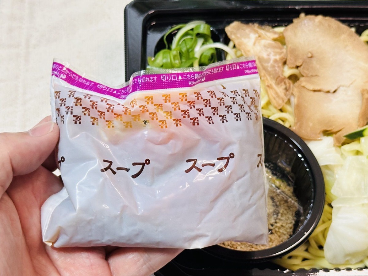セブンイレブン 辛口つけだれで食べる広島つけ麺 011.