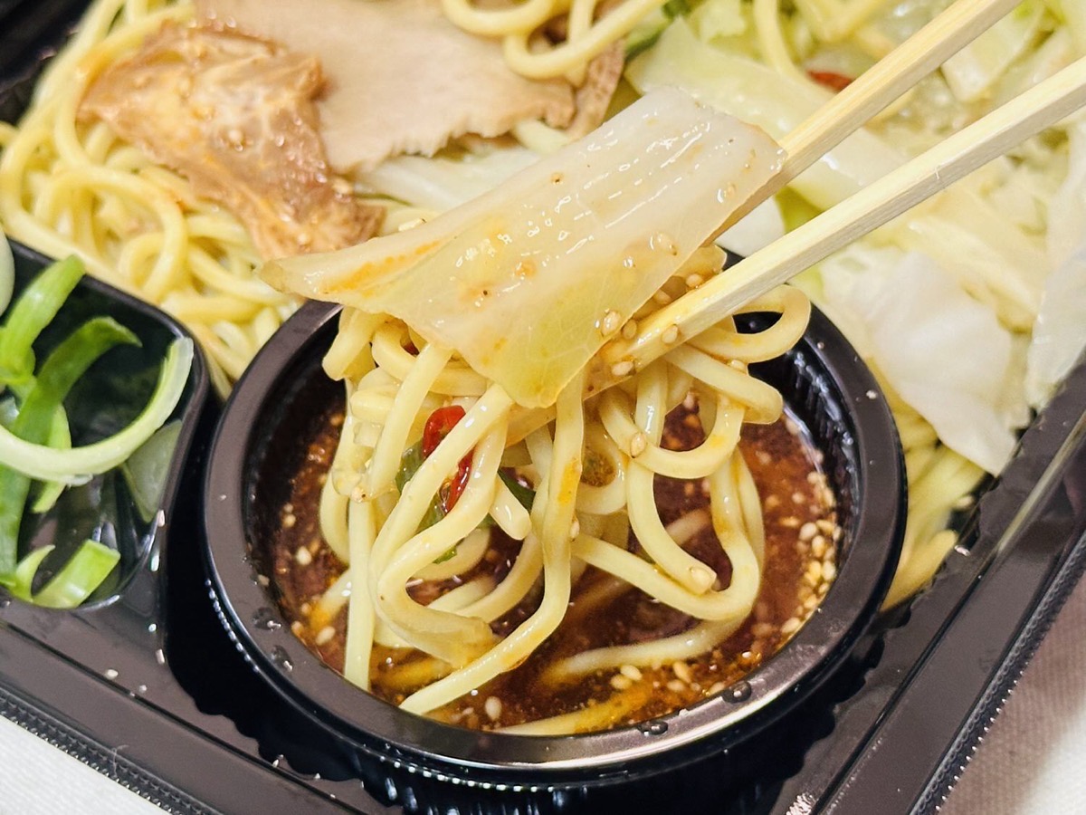 セブンイレブン 辛口つけだれで食べる広島つけ麺 024.