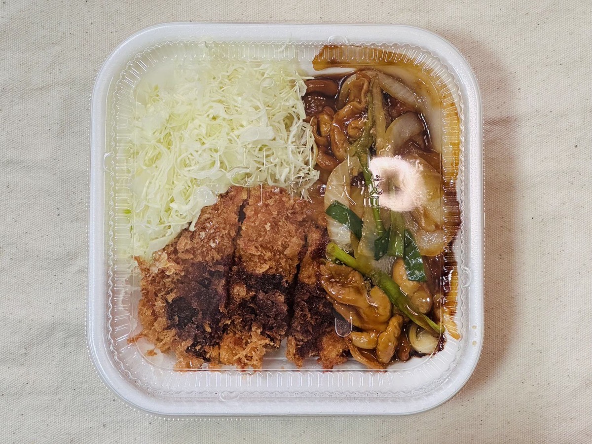 かつや モツ野菜炒めとチキンカツの合い盛り丼 002.