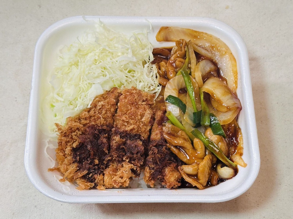 かつや モツ野菜炒めとチキンカツの合い盛り丼 006.