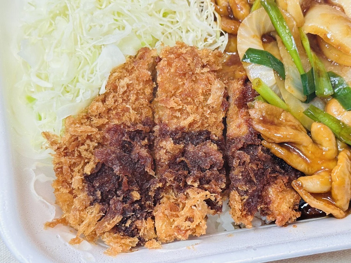 かつや モツ野菜炒めとチキンカツの合い盛り丼 007.