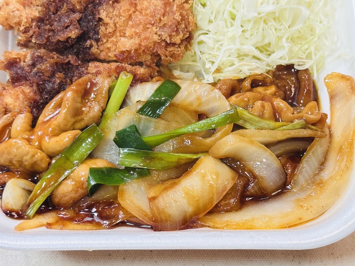 かつや モツ野菜炒めとチキンカツの合い盛り丼 008.