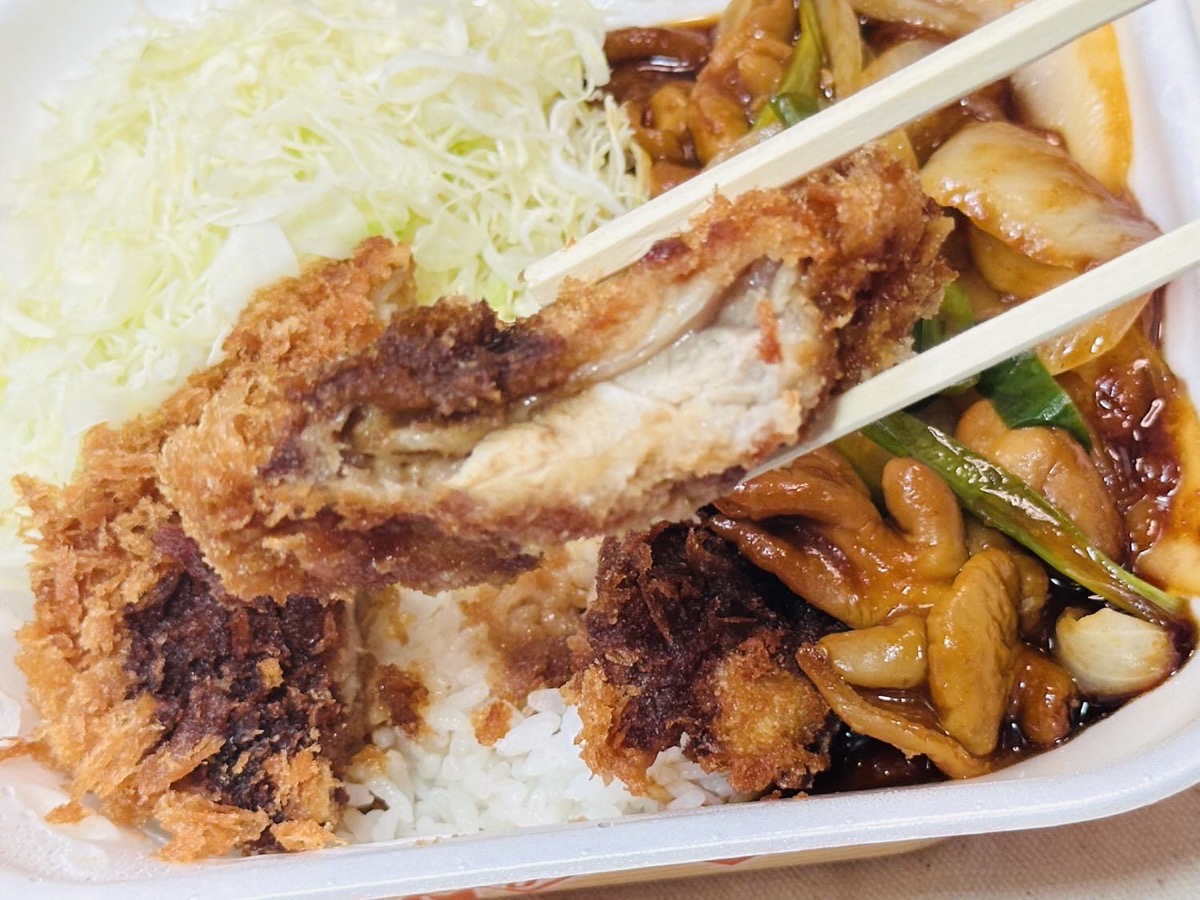 かつや モツ野菜炒めとチキンカツの合い盛り丼 010.