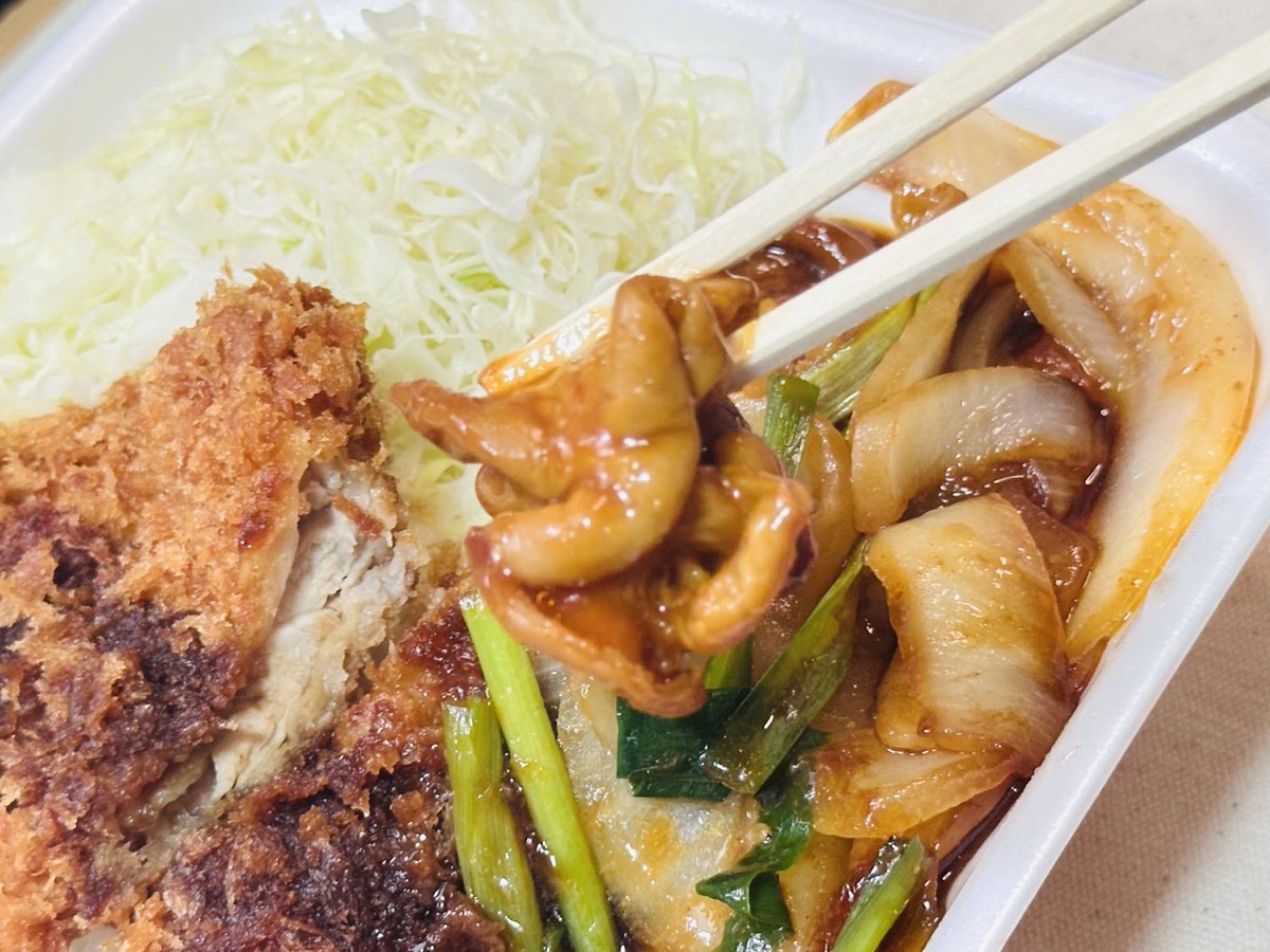 かつや モツ野菜炒めとチキンカツの合い盛り丼 013.