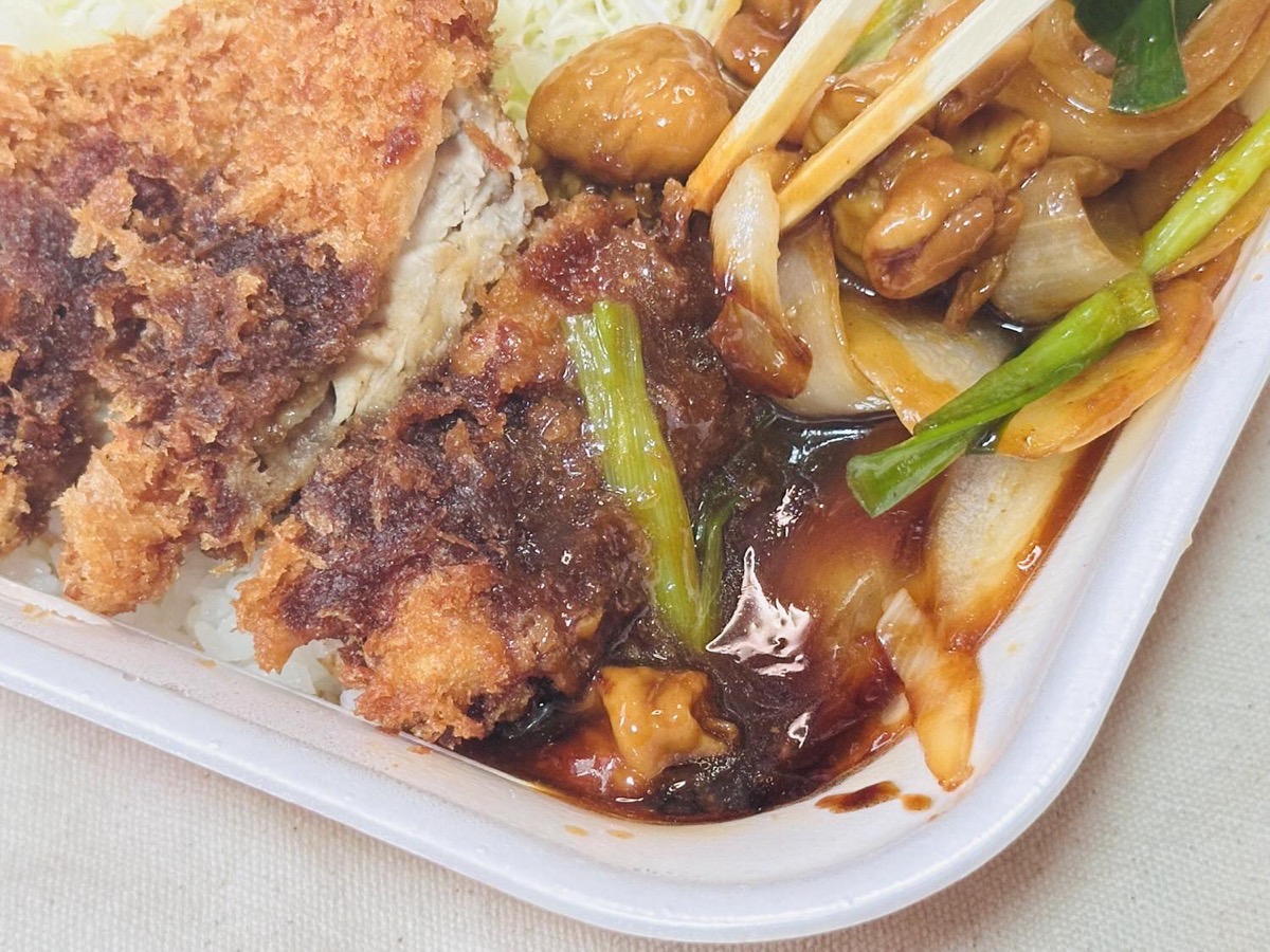 かつや モツ野菜炒めとチキンカツの合い盛り丼 016.