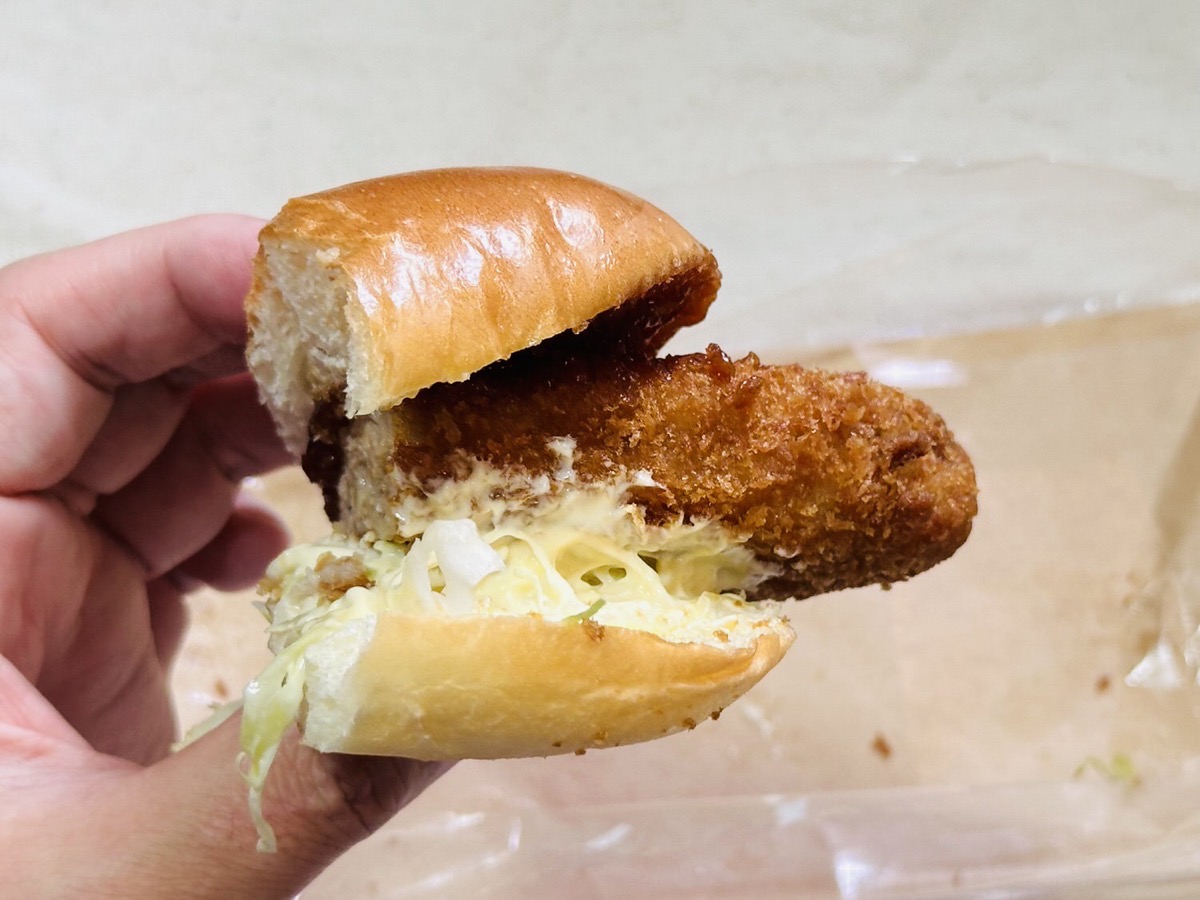 ローソン 盛りすぎ！メンチバーガー 023.