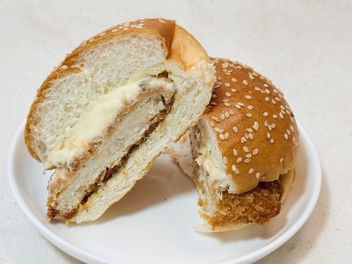 セブンイレブン たっぷりタルタルソースのフィッシュバーガー 011.