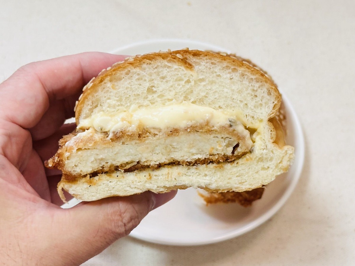 セブンイレブン たっぷりタルタルソースのフィッシュバーガー 013.