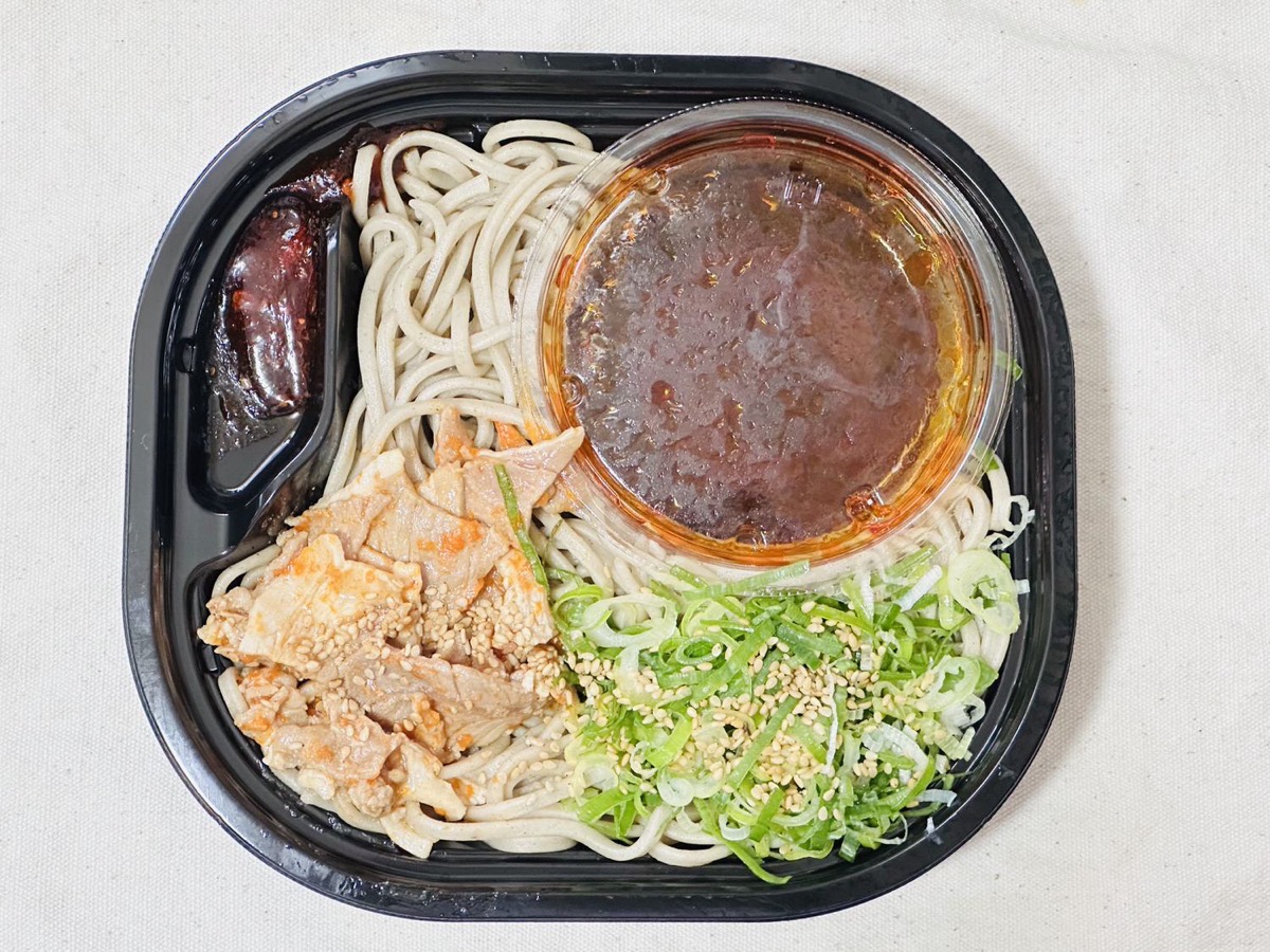 セブンイレブン 太麺ラー油つけ蕎麦 香味ニンニクラー油入り 009.