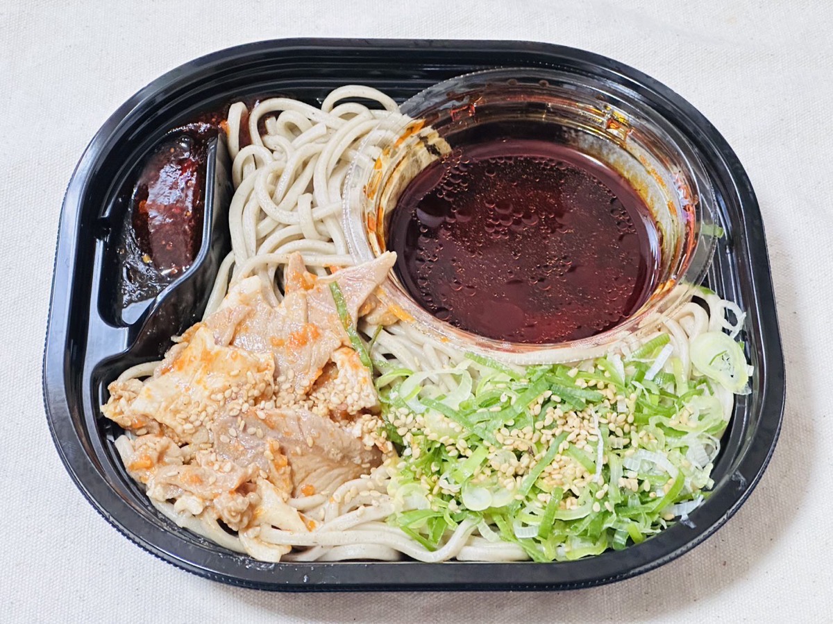 セブンイレブン 太麺ラー油つけ蕎麦 香味ニンニクラー油入り 014.