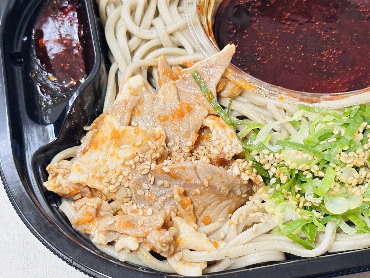 セブンイレブン 太麺ラー油つけ蕎麦 香味ニンニクラー油入り 018.