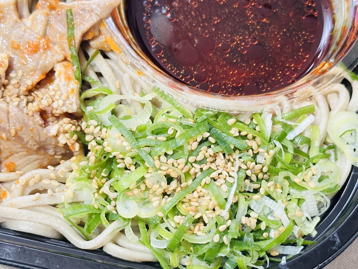 セブンイレブン 太麺ラー油つけ蕎麦 香味ニンニクラー油入り 019.