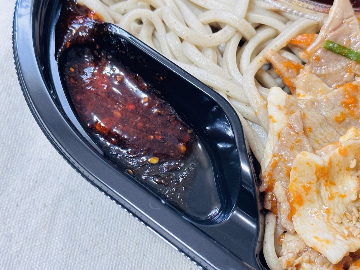 セブンイレブン 太麺ラー油つけ蕎麦 香味ニンニクラー油入り 021.
