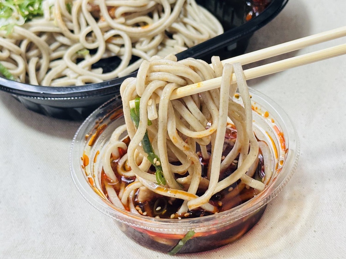 セブンイレブン 太麺ラー油つけ蕎麦 香味ニンニクラー油入り 025.