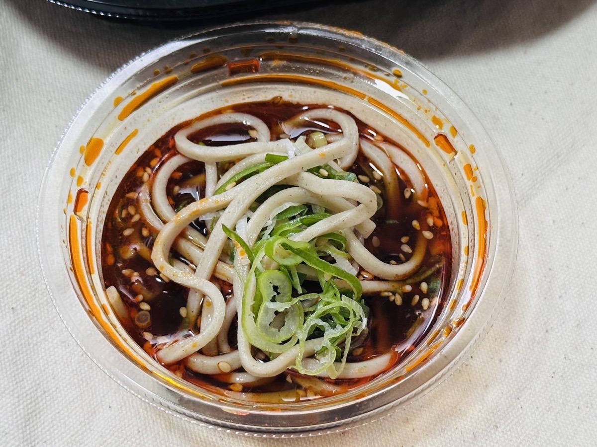 セブンイレブン 太麺ラー油つけ蕎麦 香味ニンニクラー油入り 026.