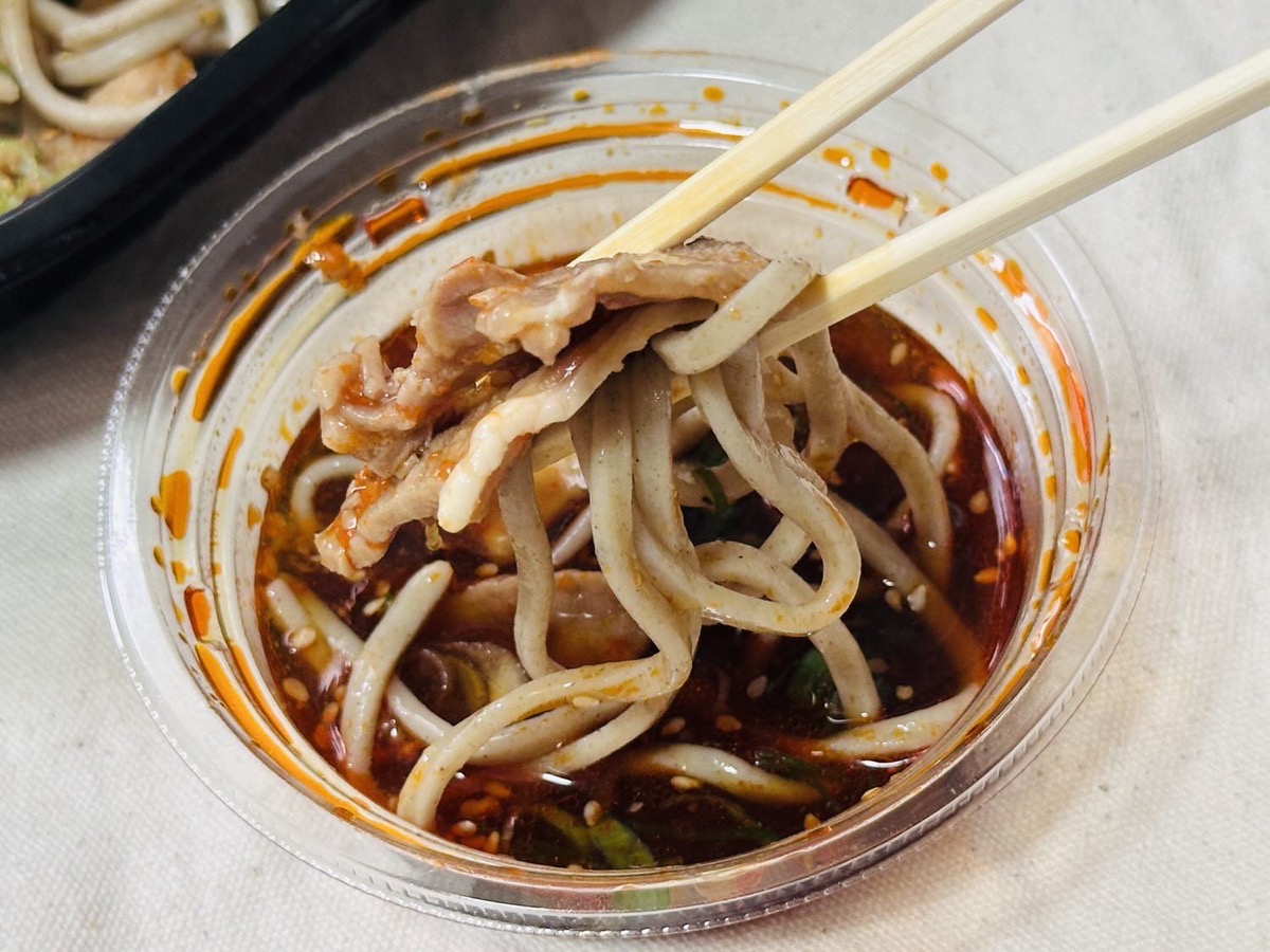 セブンイレブン 太麺ラー油つけ蕎麦 香味ニンニクラー油入り 027.