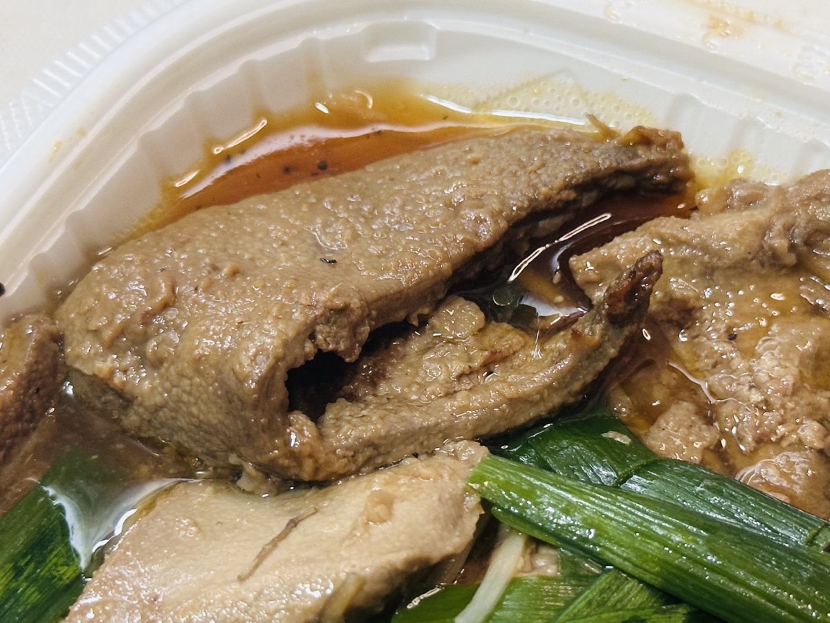 セブンイレブン 北海道産豚レバー使用 レバニラ丼 017.