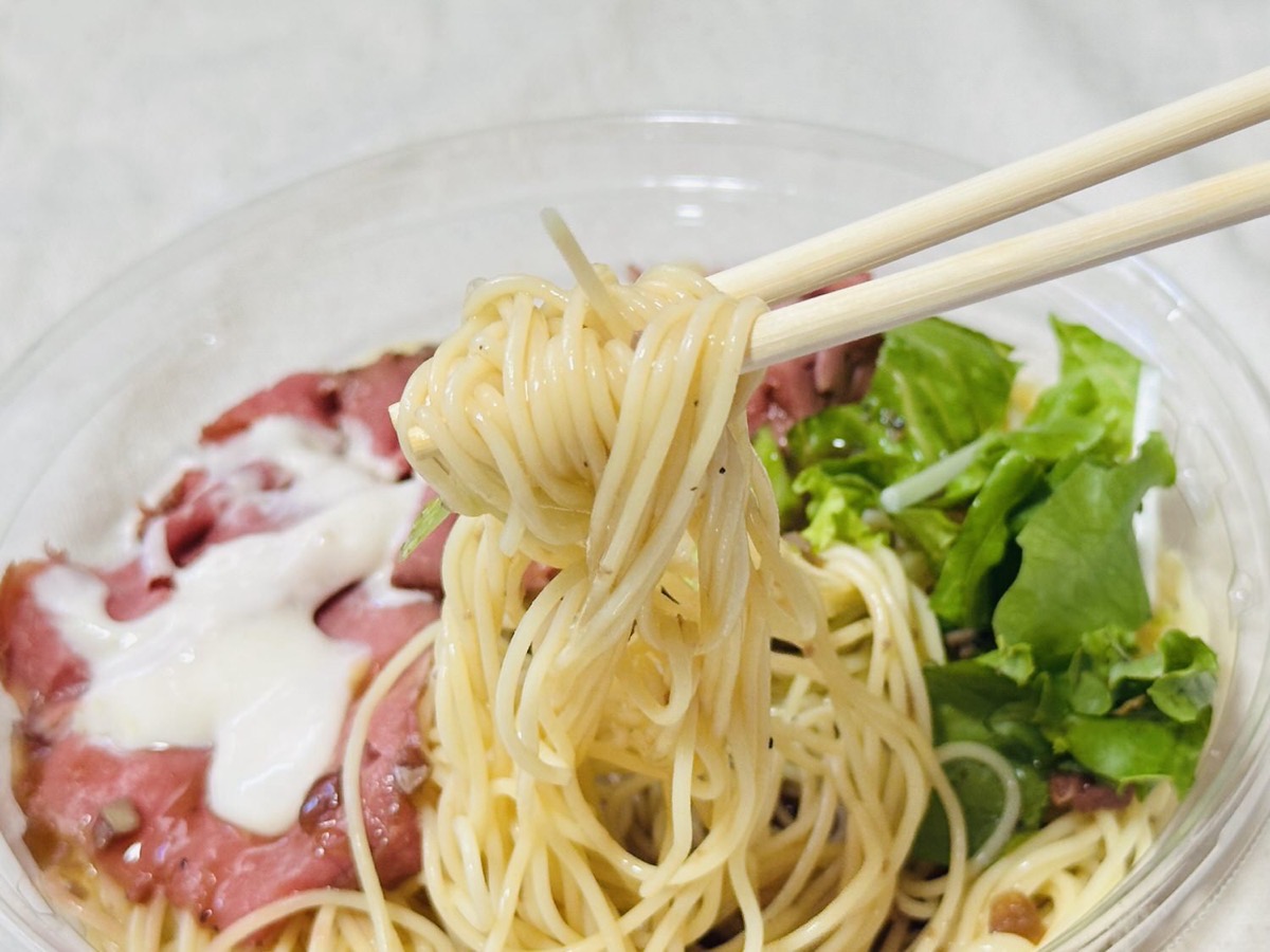 セブンイレブン 冷製パスタ ローストビーフわさび醤油仕立て 023.