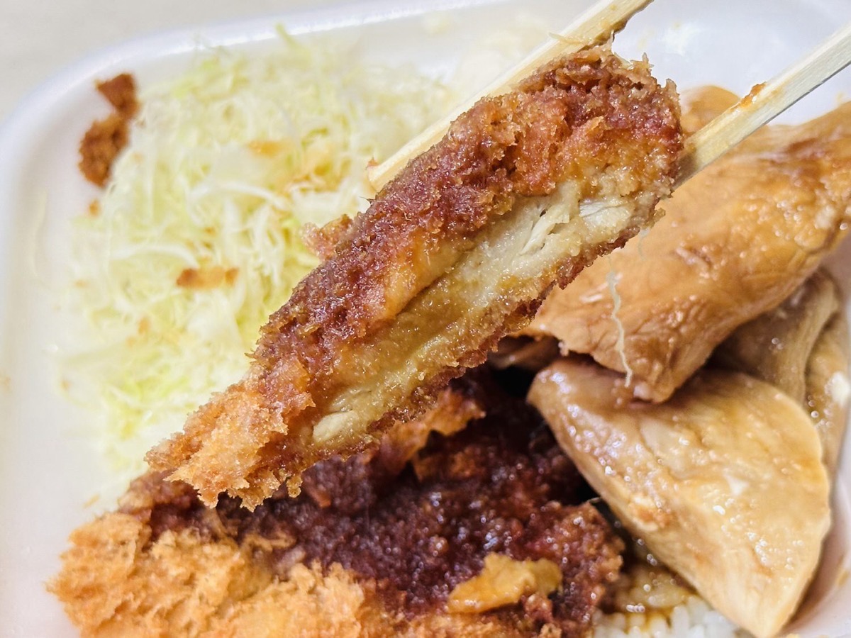 かつや 大判豚の生姜焼きとチキンカツの合い盛り 024.
