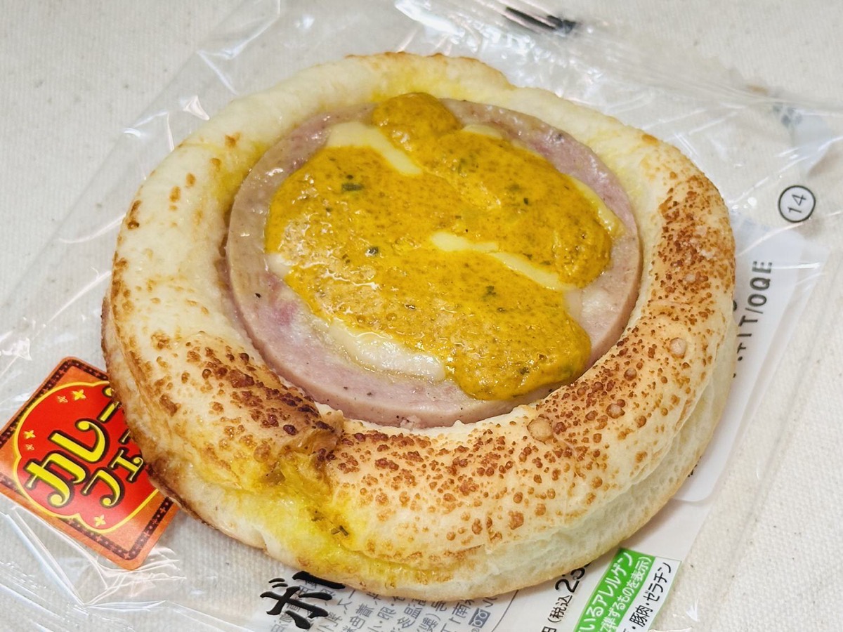 ローソン チーズとカレーのボロニアソーセージパン 010.