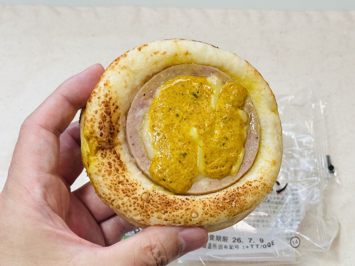 ローソン チーズとカレーのボロニアソーセージパン 014.