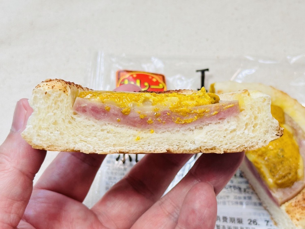 ローソン チーズとカレーのボロニアソーセージパン 019.