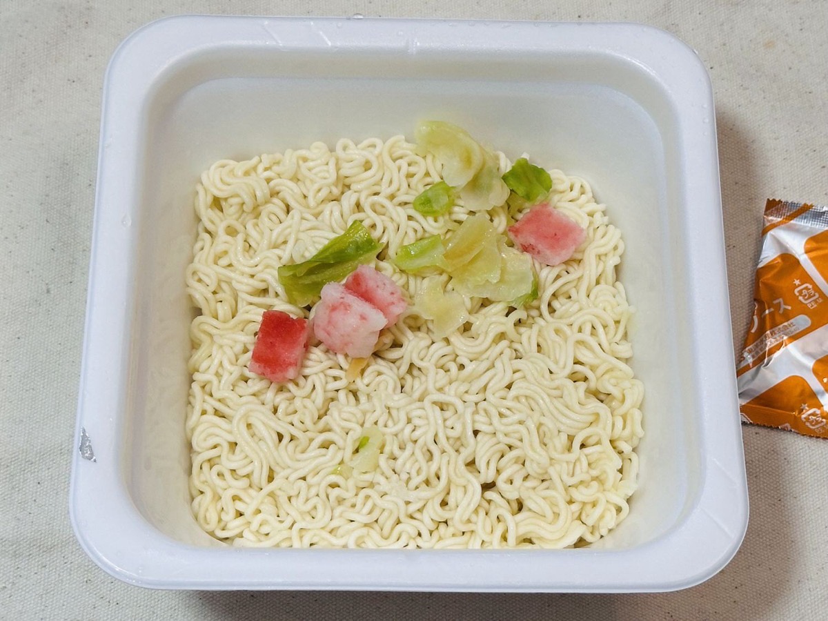 ローソン 麺大盛り シーフード味焼そば 011.